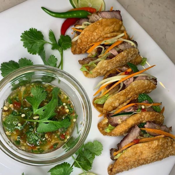 Thai fusion beef 🌮 #marinatedmeat #wontonshell #fusiontacos #thaichilisauce #appetizer #topchef #fusion #privatechef #f_